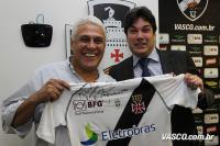 Roberto Dinamite autografou a camisa com o novo patrocinador
