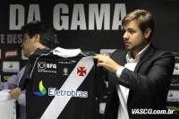O diretor executivo de marketing do clube, Marcos Blanco, exibe a marca no uniforme