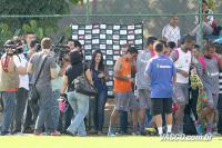 Allan recebe o carinho dos companheiros na ltima entrevista coletiva como jogador do Vasco.