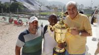 O supervisor Pablo, o coordenador Junior Nego e o Vice de Esportes Olmpicos, Jos Monteiro posam com a taa.