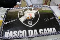 O bolo em comemorao aos 114 anos foi servido para os vascanos presentes.