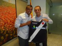 Ricardo entregou a camisa do Vasco ao presidente do Barcelona, Sandro Rosell.