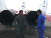 Checagem das turbinas: o piloto russo Sergei Kara e o luso-brasileiro Humberto Quintas inspecionam o Mig-29 antes da viagem rumo  estratosfera