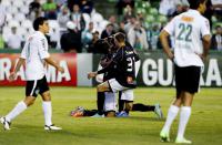 Jogadores comemoram gol de Romrio Correa