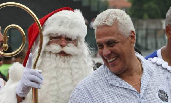 Dinamite recebeu Papai Noel em festa promovida para as crianas