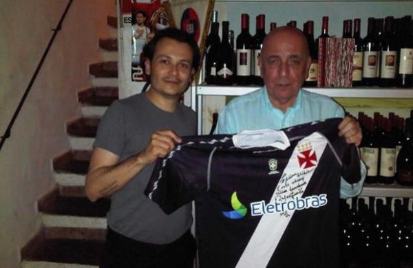 Franck Assuno entrega camisa do Vasco a Adriano Galliani
