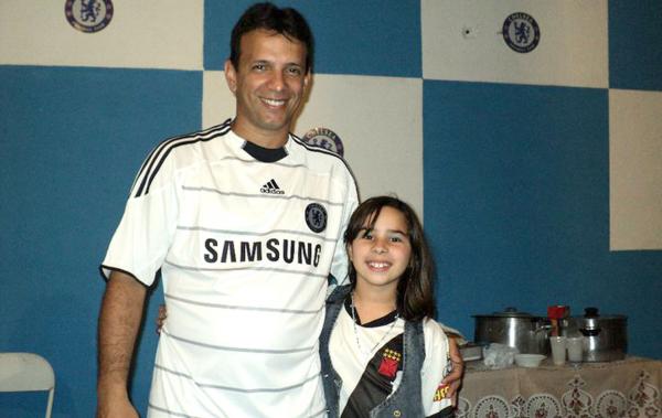 Leandro no seu Stamford Bridge, com a filha, ainda vascana