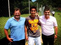 Rodrigo Dinamite na foto com o presidente do Caxias, Luiz Carlos Areias, e o patrono, Washington Reis