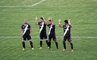 Jogadores comemoram gol de Thadeu Paraguai