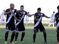 Jogadores comemoram gol de Thadeu Paraguai
