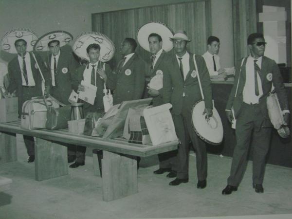 Desembarque do time do Vasco no aeroporto do Galeo voltando do Mxico campees do Torneio Pentagonal de 1963. Mrio Tilico (de culos), Dario, Fagundes, Sabar, Viladonega, Ita e Joel.