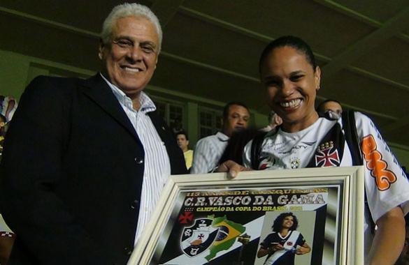 Teresa Cristina recebendo homenagem do Presidente Roberto Dinamite na despedida de Edmundo