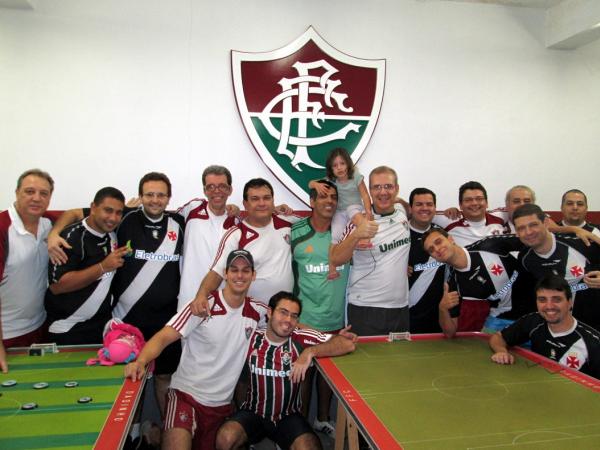 Aps o amistoso, equipes de Vasco e Fluminense confraternizaram