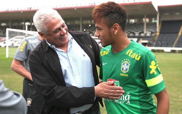 Presidente cumprimenta Neymar aps o treino