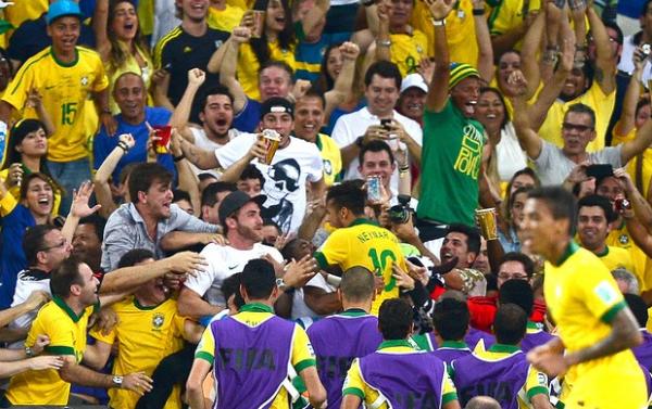 Neymar comemora com a torcida, com Andr, de verde, ao fundo