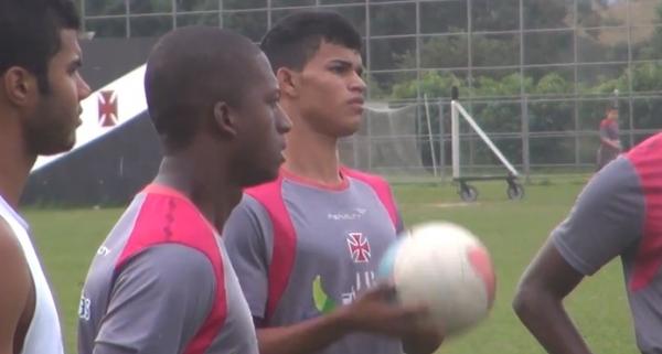 Danilo (com a bola), meio-campo dos Juniores do Vasco