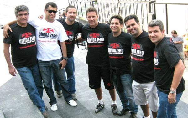 Organizadores da campanha 'Vasco Dvida Zero' com o ex-goleiro Carlos Germano