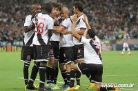 Jogadores comemoram gol de Juninho