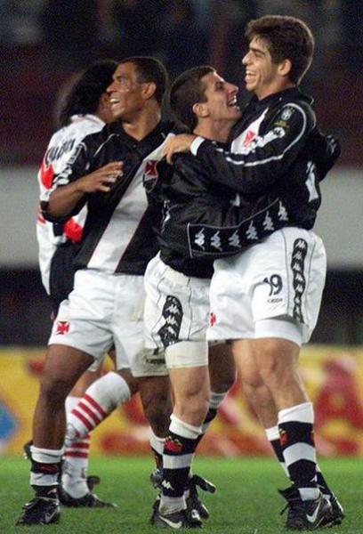 Donizete, Pedrinho e Juninho comemoram gol de empate contra o River em 1998