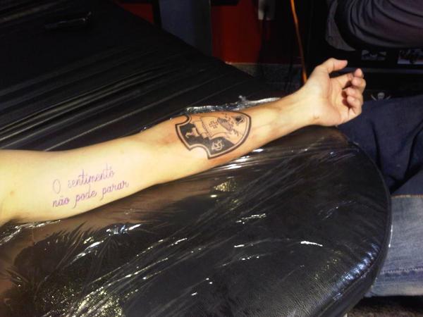 Ex-dirigente Franck Assuno divulga foto de tatuagem com escudo do Vasco