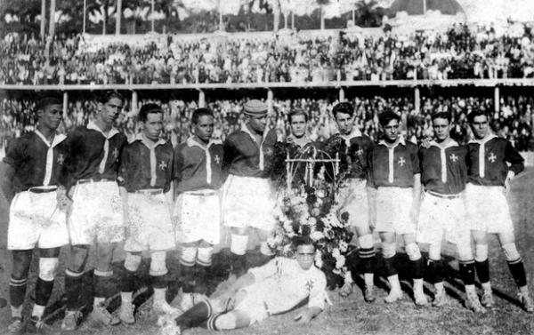O time em vitria sobre o Botafogo. Da esquerda para a direita: Nicolino, Torterolli, Leito, Cecy, Bolo, Negrito, Arlindo, Arthur, Mingote e Paschoal. Deitado o goleiro Nelson