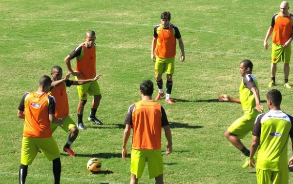 Wendel (terceiro  esquerda) treina normalmente pelo Vasco