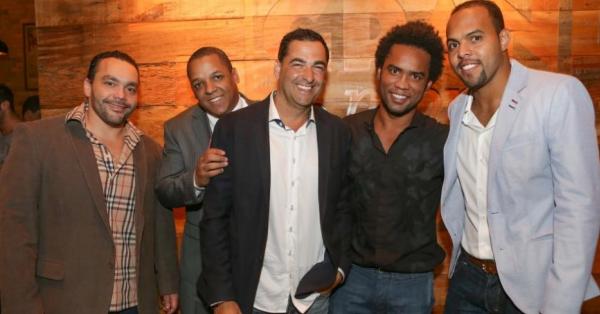 Eduardo Cassiano (e), Gerson Jnior (d), Carlos Alberto e Alecsandro posam durante inaugurao de restaurante no Rio de Janeiro