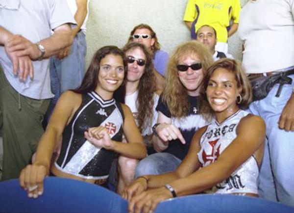 Integrantes do Iron Maiden com torcedoras da Fora Jovem, no Maracan, em 2001