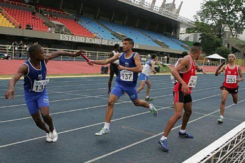 Rafael Pereira recebe o basto durante a vitria do Rio de Janeiro no revezamento 4 x 400 metros rasos