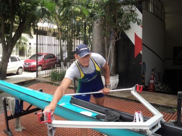 Ariel Surez lava o barco para guard-lo na garagem da Sede Nutica aps o treino da manh desta segunda-feira (30/09)