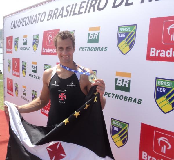 Com a medalha de ouro e a bandeira vascana, Cristian Rosso comemora a vitria no single skiff, conquista neste domingo