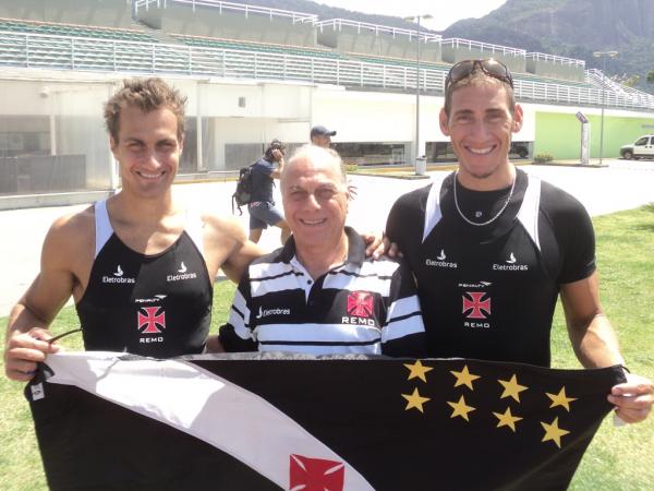 Cristian e Ariel posam com o vice-presidente de Desportos Nuticos do Vasco, Paulo Csar Mahomed Alli