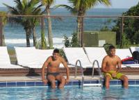 Henrique e Jhon Cley relaxam na piscina do luxuoso resort em Florianpolis