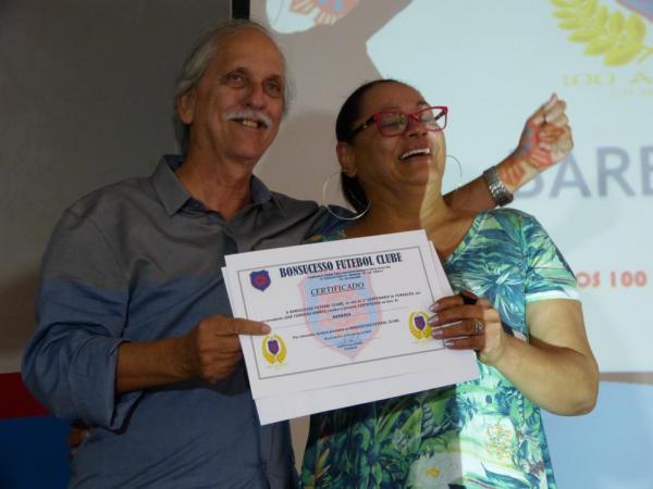 Teresa Borba, filha adotiva de Barbosa, recebe certificado do presidente do Bonsucesso