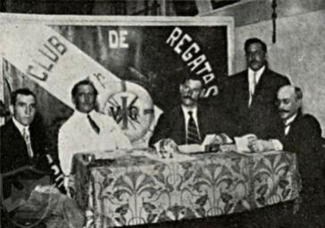 Marclio Telles (de branco) em fevereiro de 1916 com a bandeira nutica