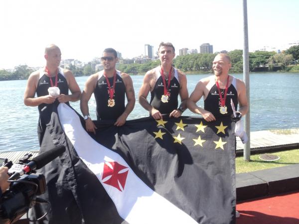 Com medalhas de ouro no peito, quarteto do 4 sem timoneiro comemora a vitria na regata e no campeonato