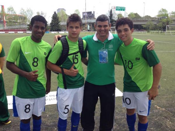 Joo Marcos (8), Felipe Ribeiro (5), Paulo Fernandes, o treinador da Seleo Brasileira e Marcos Yuri (10).