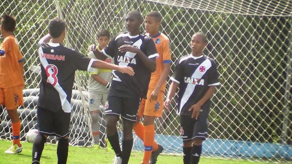 Linnick, Kaio Magno e Luiz comemoram gol do Vasco