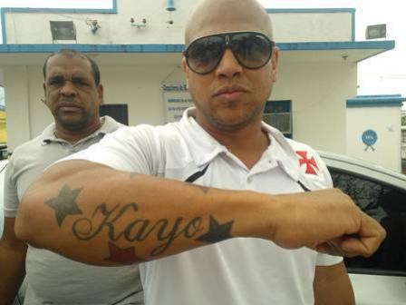 Adriano mostra a tatuagem com o nome do filho