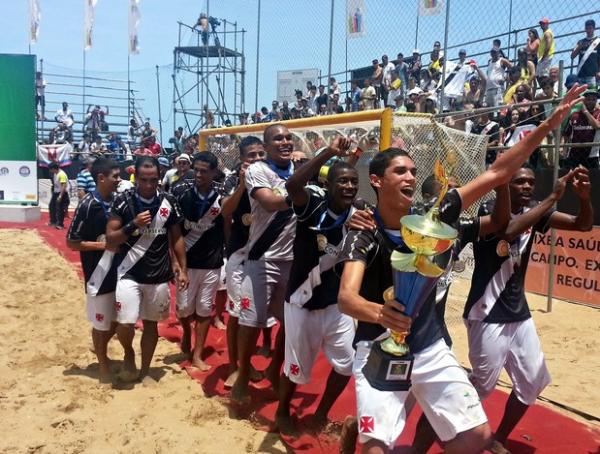 Jogadores do Vasco comemoram o ttulo com o famoso trem bala da areia