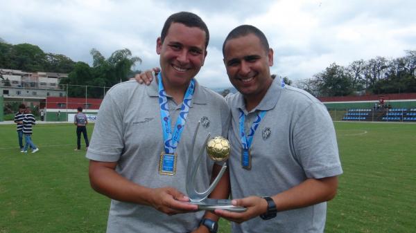 O preparador fsico e de goleiros Rodrigo e o coordenador da categoria Ricardo Lopes (da direita)