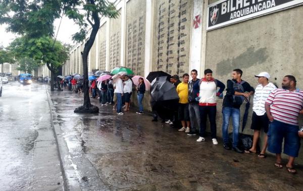 Torcida do Vasco forma grande fila em So Janurio antes mesmo da abertura das bilheterias na manh desta quinta-feira