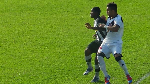 Zagueiro Vencio disputa bola com atacante do Botafogo