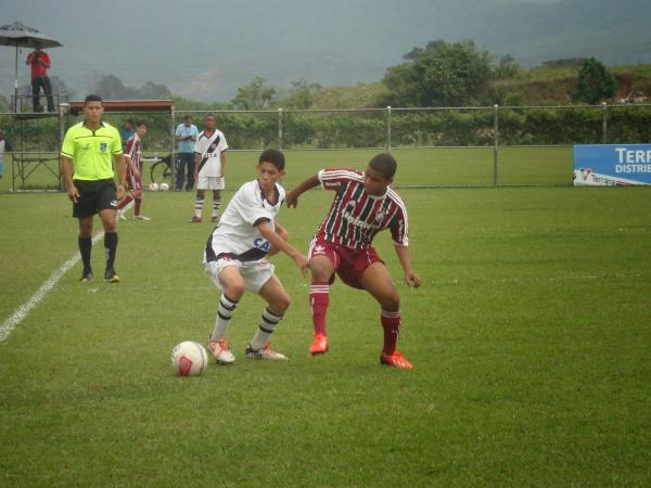 Paulinho disputa bola com jogador tricolor