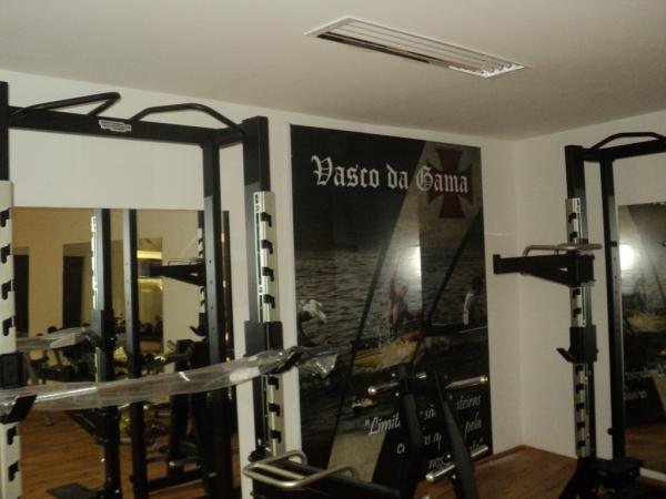 Nova sala de musculao com um banner personalizado sobre o Vasco decorando o ambiente