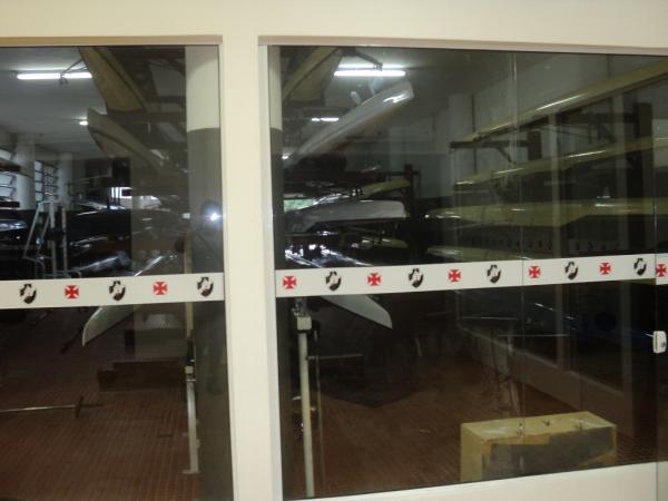 Vidros personalizados com escudos do Vasco j esto colocados, e a sala de musculao fica nos fundos da garagem