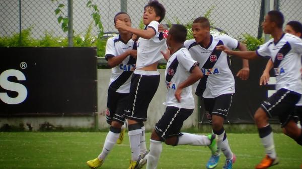 Lucas Vitor festeja gol dentro da Gvea