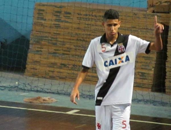 Sub-17: Grande destaque do confronto, Lucas Moreira fez gols nas duas partidas, sendo que trs somente no jogo de volta. Na foto, ele comemora seu primeiro gol nesta partida.