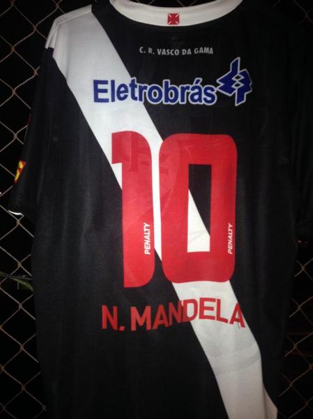 Camisa que o Vasco preparou para presentear Nelson Mandela em 2010