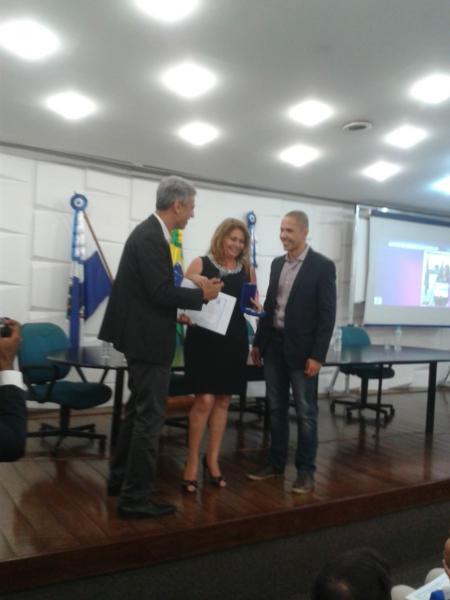 Coordenadora Marta Tulio recebe a Medalha de Honra ao Mrito Defesa Civil das mos do Subsecretario da Defesa Civil Marcio Mota.